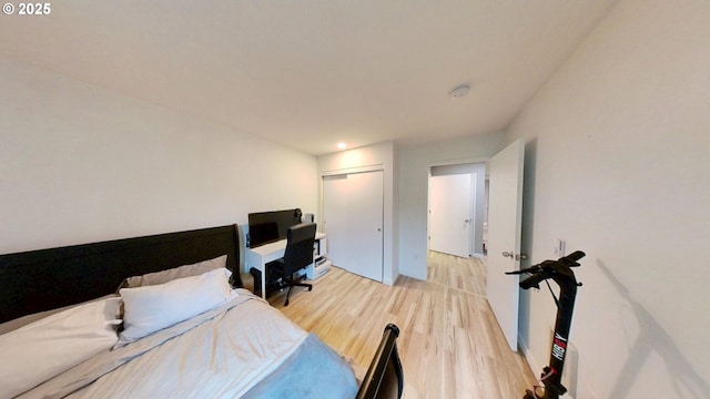 10690 SW Davies Rd Unit 53, Beaverton, OR 97008 - bedroom with light wood-type flooring, a closet, and recessed lighting
