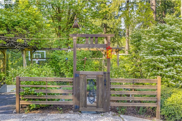 2645 SW Upper Drive Pl, Portland, OR 97201 - view of gate
