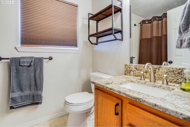 full bathroom featuring toilet, a shower with curtain, vanity, and baseboards
