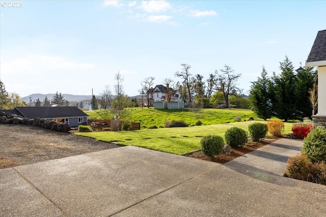 view of yard with a mountain view