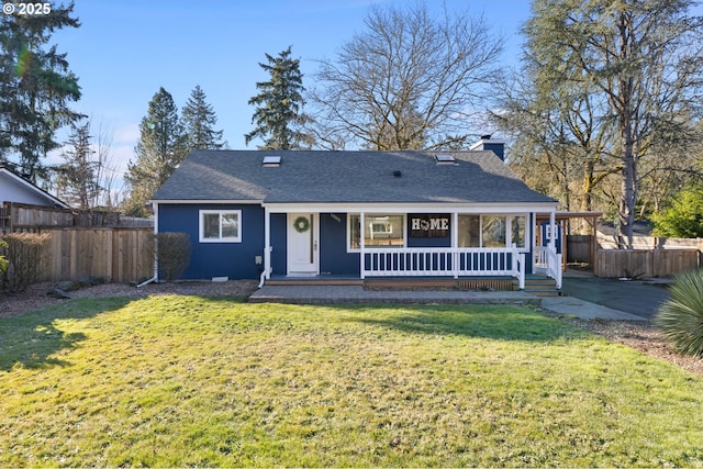 view of front of property featuring covered porch and a front lawn