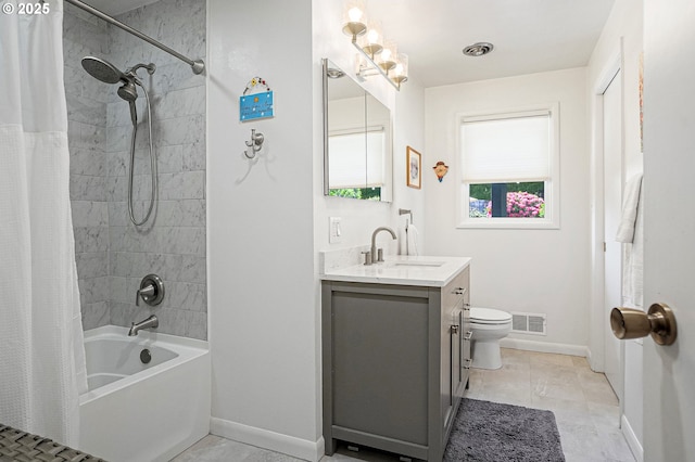 full bathroom featuring baseboards, shower / bath combo with shower curtain, vanity, and toilet
