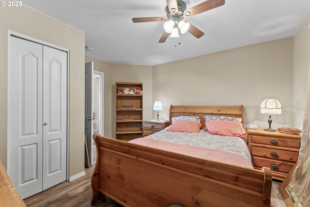 bedroom featuring a ceiling fan, wood finished floors, and a closet