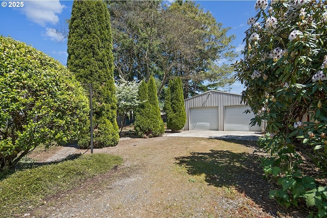 view of front of house with a detached garage and an outdoor structure