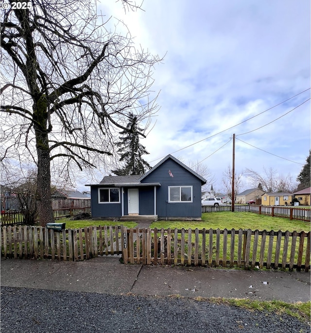 view of front of property featuring a front yard and a fenced front yard