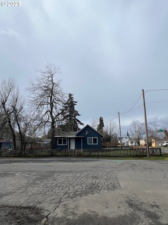 view of front of property with a fenced front yard