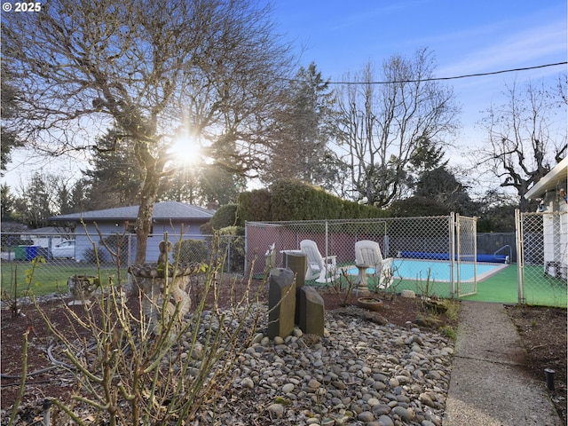 view of yard featuring a fenced in pool