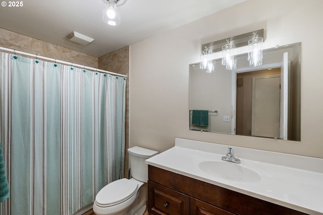 full bathroom featuring vanity, toilet, and a shower with curtain