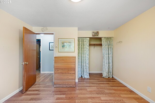 536 Kingswood Ave, Eugene, OR 97405 - unfurnished bedroom featuring baseboards, light wood-style flooring, and a closet