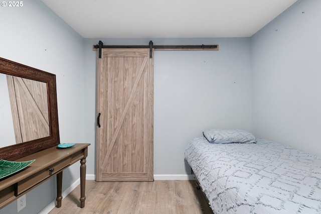 536 Kingswood Ave, Eugene, OR 97405 - bedroom featuring baseboards, a barn door, and wood finished floors