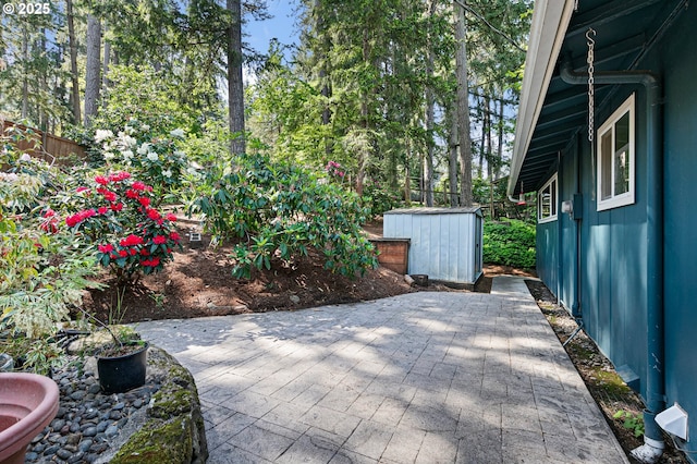 536 Kingswood Ave, Eugene, OR 97405 - view of patio featuring an outdoor structure and a storage shed
