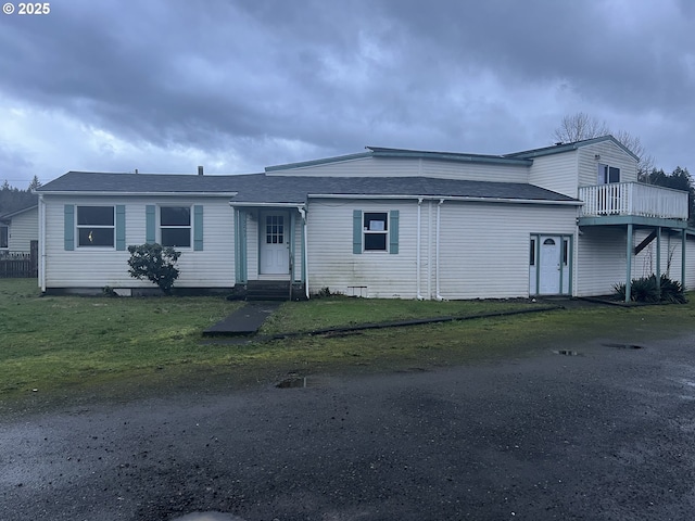 view of front of property featuring a front yard