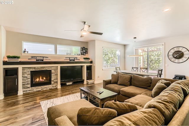 living room with recessed lighting, wood finished floors, a ceiling fan, and baseboards