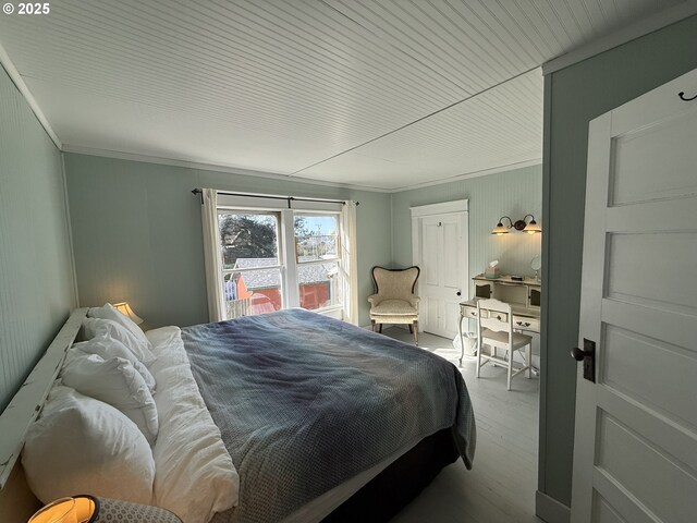 bedroom featuring a textured ceiling, a closet, and light wood-style floors