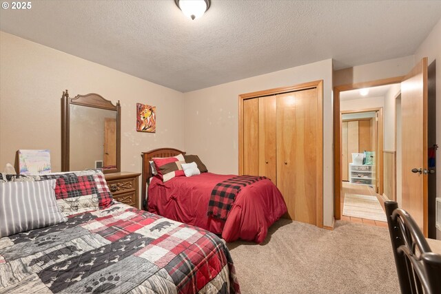 62436 Mink Ln, Summerville, OR 97876 - bedroom featuring carpet floors, a closet, and a textured ceiling