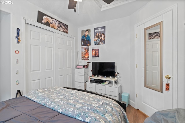 14644 SE Sterling Ct, Clackamas, OR 97015 - bedroom featuring a closet, wood finished floors, a ceiling fan, and baseboards