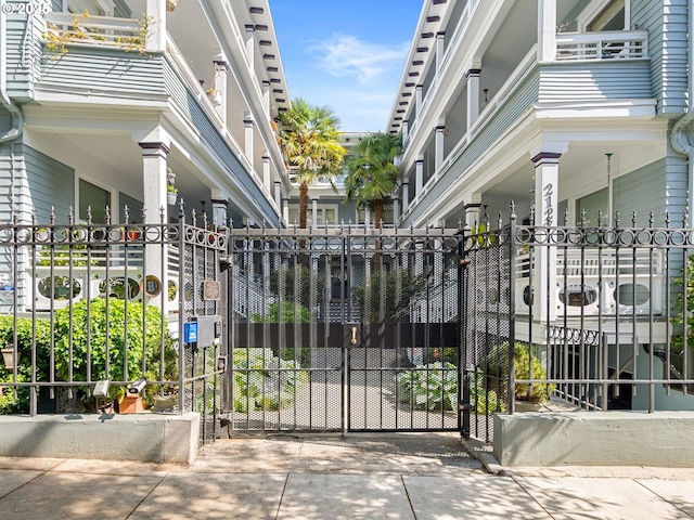 2127 NW Irving St Unit 104, Portland, OR 97210 - view of gate