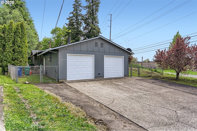 12172 SE Beckman Ave, Milwaukie, OR 97222 - detached garage with a gate