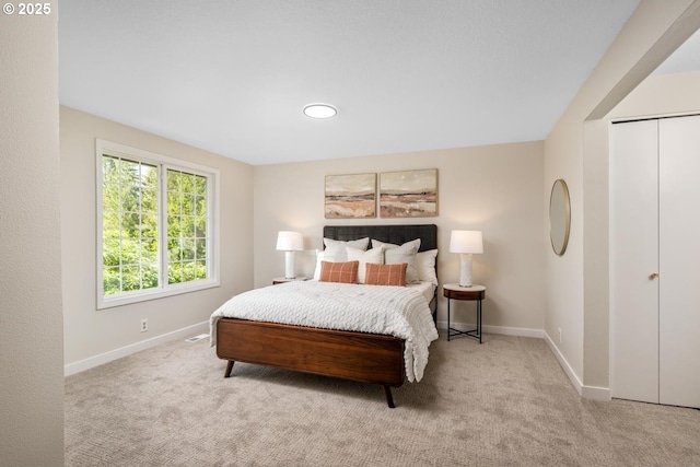 carpeted bedroom featuring baseboards, a closet, and recessed lighting