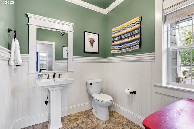 1622 Provincial Way, Eugene, OR 97401 - bathroom with wainscoting and crown molding
