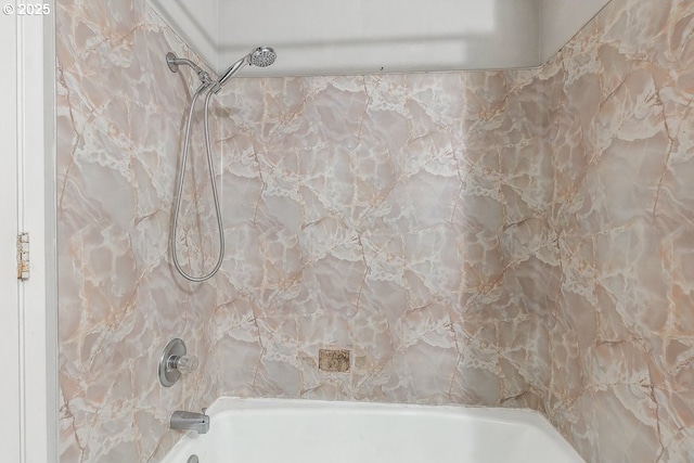 bathroom featuring tiled shower / bath combo