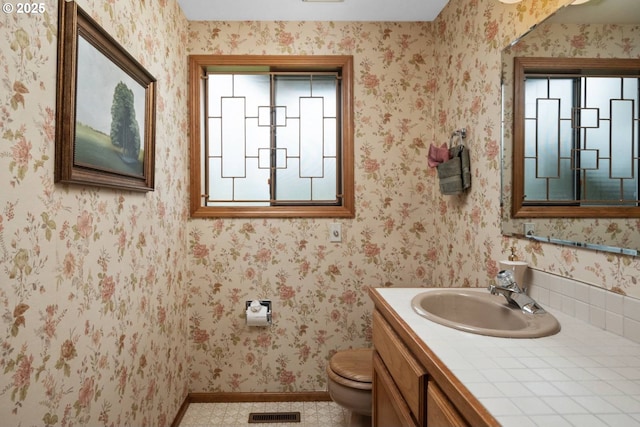 863 Fairway View Dr, Eugene, OR 97401 - bathroom with toilet, vanity, and baseboards