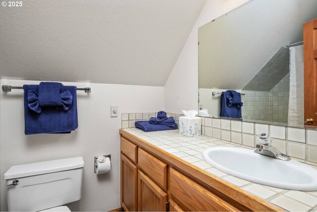 863 Fairway View Dr, Eugene, OR 97401 - full bath with lofted ceiling, backsplash, toilet, and vanity
