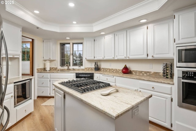 863 Fairway View Dr, Eugene, OR 97401 - kitchen with appliances with stainless steel finishes, a sink, light wood finished floors, white cabinets, and recessed lighting