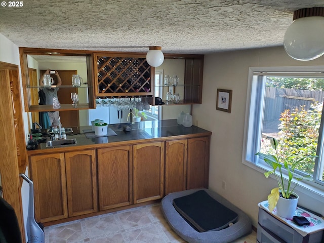 indoor wet bar featuring a textured ceiling