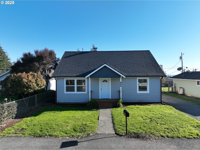 view of front of house featuring a front lawn