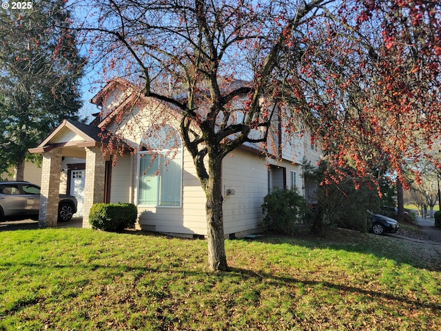 view of front of home featuring a front lawn