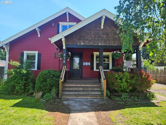 318 Koons St, Silverton, OR 97381 - craftsman-style home featuring a front yard and covered porch