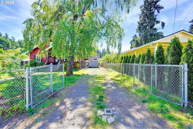 318 Koons St, Silverton, OR 97381 - fenced yard with dirt driveway
