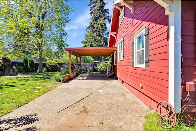 318 Koons St, Silverton, OR 97381 - view of property exterior featuring a patio area and driveway