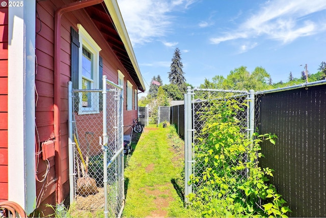 318 Koons St, Silverton, OR 97381 - view of yard
