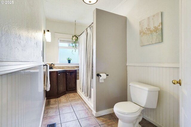 318 Koons St, Silverton, OR 97381 - bathroom featuring toilet, vanity, wainscoting, curtained shower, and tile patterned flooring
