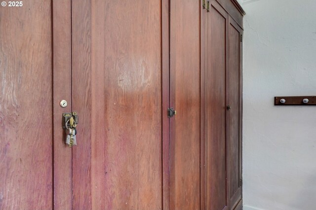 318 Koons St, Silverton, OR 97381 - detailed view of baseboards