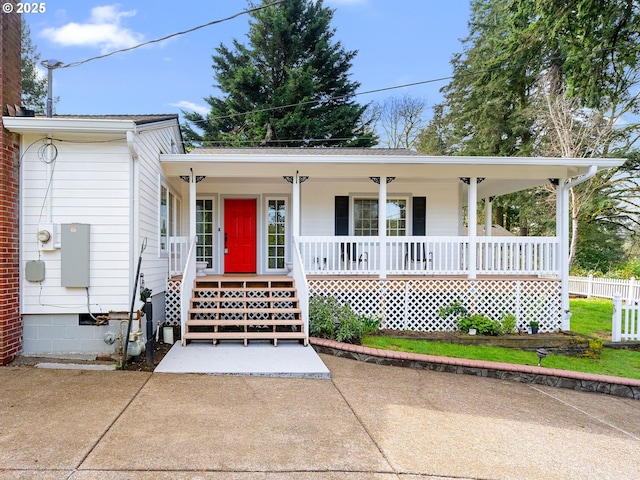 8920 SW 9th Dr, Portland, OR 97219 - ranch-style house featuring a porch