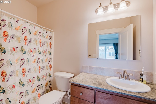 full bath featuring a shower with shower curtain, vanity, and toilet