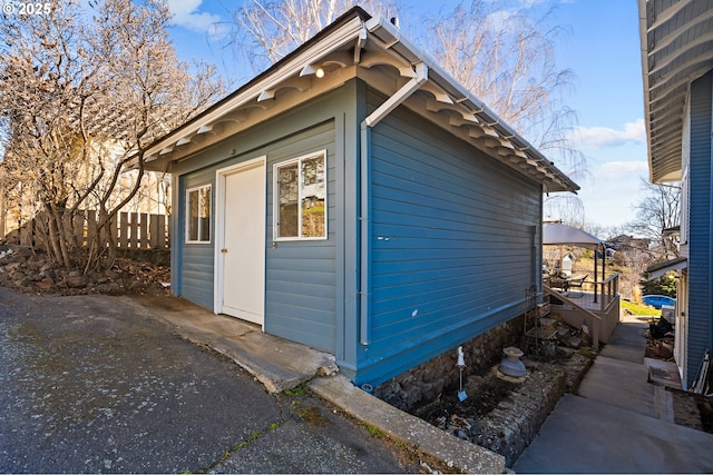 view of outdoor structure featuring an outbuilding and fence