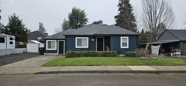 bungalow-style house featuring a front lawn