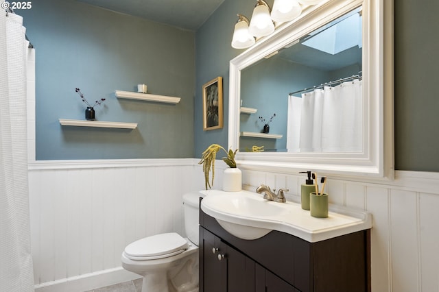 4770 SW Beech Dr, Beaverton, OR 97005 - full bathroom featuring wainscoting, vanity, toilet, and curtained shower