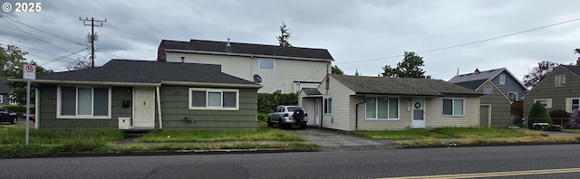 view of front of property featuring driveway