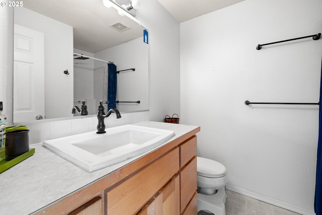 bathroom with toilet, baseboards, visible vents, a shower with shower curtain, and vanity