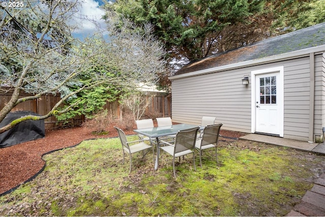 view of yard with an outdoor structure