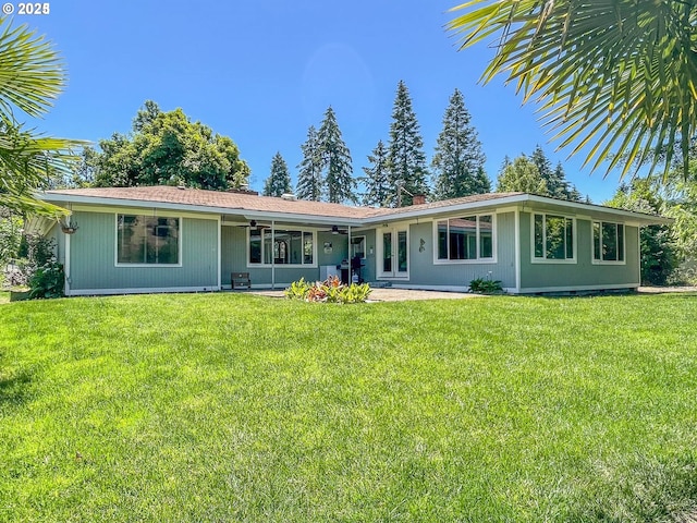 single story home with a front lawn