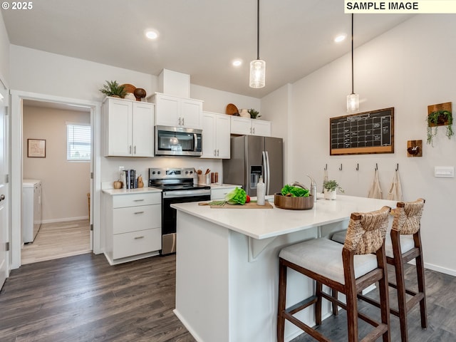 dining space featuring lofted ceiling, recessed lighting, baseboards, visible vents, and wood finished floors