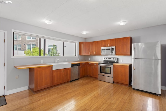 2125 NE 48th Ave, Portland, OR 97213 - kitchen featuring stainless steel appliances, a sink, and light wood-style flooring