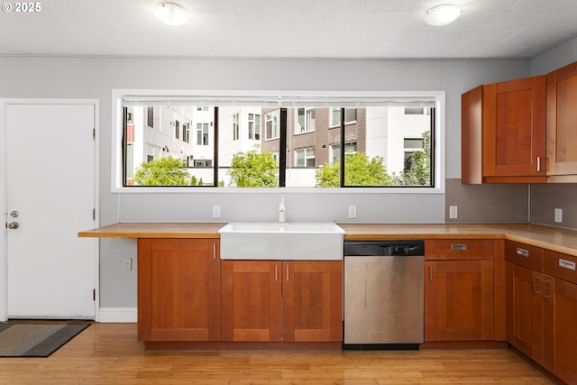 2125 NE 48th Ave, Portland, OR 97213 - kitchen with dishwasher, a sink, light countertops, and light wood-type flooring