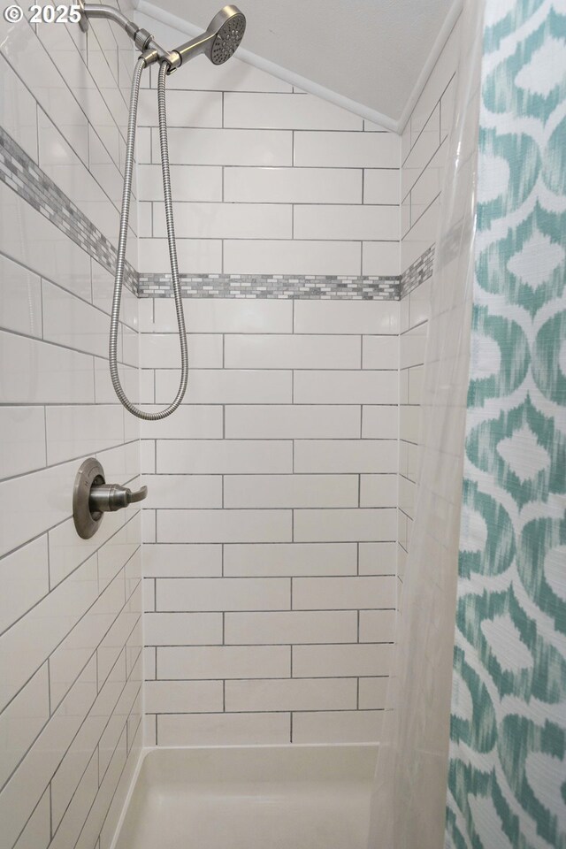 2125 NE 48th Ave, Portland, OR 97213 - bathroom with curtained shower